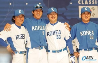 [사진]이병규,'종범이 형, 외야수들은 튀게 찍죠?'