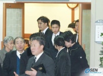 [사진]조문객들을 배웅하는 이영표