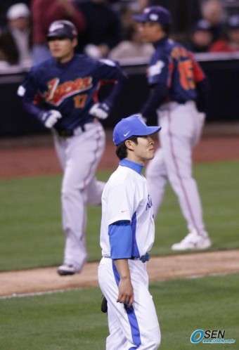 [사진]홈런을 맞고 씁쓸해 하는 김병현