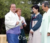 [사진]아니, 옷을 잘못 입으셨네요!