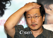 [사진] 머리를 쓸어 올리는 홍상수 감독