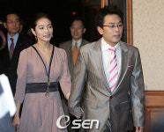[사진]손을 꼭 잡고 입장하는 이찬 이민영