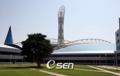 [사진]돔 경기장 주변에 나무도 심었네!