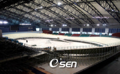 [사진]돔 경기장 내부의 사이클 벨로드롬