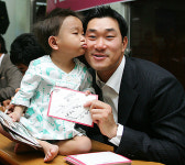 [사진]볼에 키스를 받는 봉중근