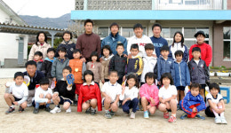 두산, 쓰쿠미시 초등학교 방문 지도