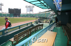 [사진]덕아웃이 넓고 깨끗해졌네!
