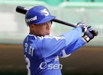 4할 맹타 김창희, 하위 타선 얕보면 다쳐