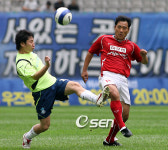 [사진]볼을 다투는 김현석과 정운택