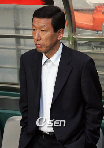 최강희, '결승골 번복 판정 항의' 팬들 달래