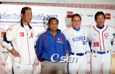 [사진]기념 촬영 중인 4개국 감독