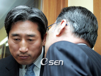 [사진] 박노준 초대 단장과 귀엣말을 나누는 하일성 총장
