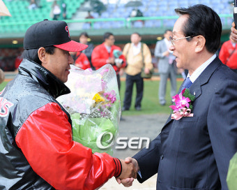 [사진]신상우,'김재박 감독, 좋은 성적 기대하겠습니다'