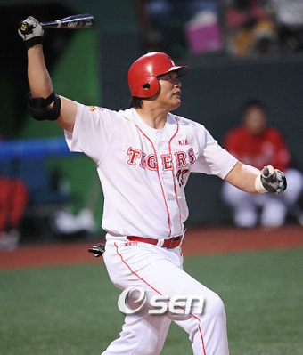 '최희섭 역전 3점포'KIA, 한화 꺾고 설욕