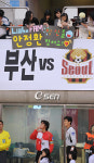 [사진]안정환 딸,'어! 아빠 저기 있네!'