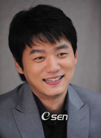 [사진]밝게 웃는 김승수,'운동하다 다쳤어요'