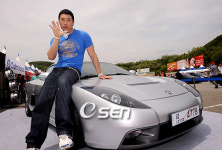 [사진]라이머,뮤직비디오에 함께 출연할 스피라 소개합니다