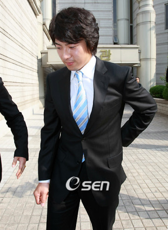[사진]'증언 마치고 법원 나서는 송일국'
