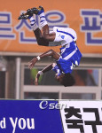[사진]골 넣고 공중제비를 도는 아빌라