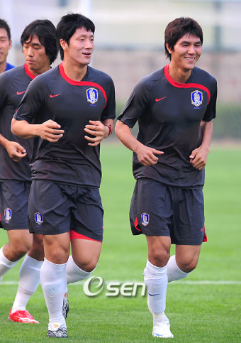 [사진] 김진규-김동진, 기분 좋은가 보네!