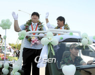 [사진] 고양시 카 퍼레이드의 장미란, 미소가 살짝