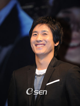이선균, 윤상 스페셜 앨범 참여 '첫 정식 음반 녹음'