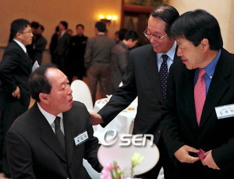 [사진]신상우,'김 감독, 이번에도 고생해야겠어요'