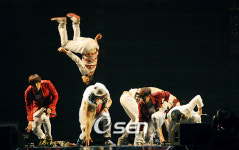 [사진]2PM,화려한 텀블링