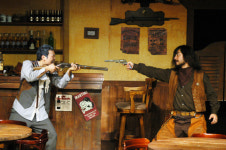 “웃음 뒤에 밀려오는 현실의 쓸쓸함”…연극 ‘황야의 물고기’