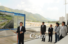 [사진]창원축구센터에 대해 설명하는 박완수 시장