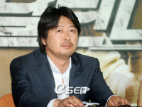 [사진]질문 듣는 김윤석