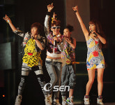 [사진]투애니원(2NE1),마치 파티를 하듯!