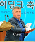 [사진] 히딩크, 왼손으로 삽질!