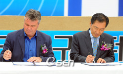 [사진]히딩크, 사인 중!
