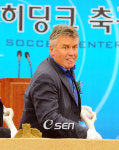 [사진]히딩크,이렇게 하면 되나?