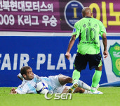 [사진]슬라브코, 강력 태클!