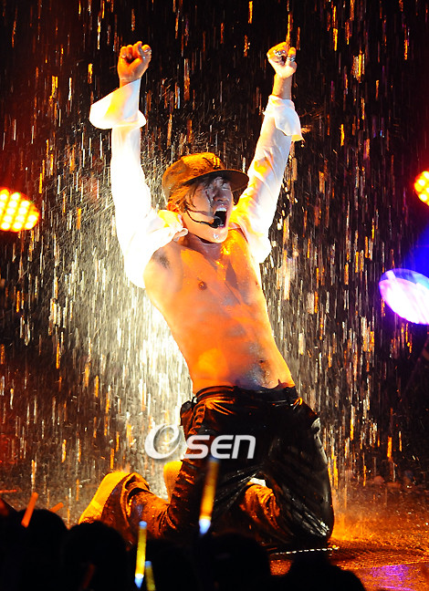 가수 그룹 신화 이민우, 싱글맘과의 결혼 소식에 화제!