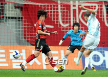 [사진]슬라브코, 슛이 어디로 가나?