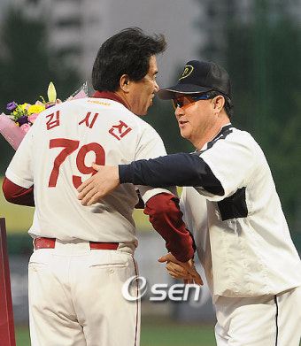 [사진]김경문,'김시진 감독 100승 축하드려요'