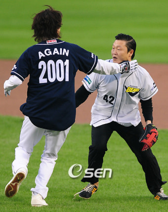 [사진]시구를 하다 난투극을 벌이는 김장훈과 싸이