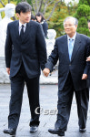 [사진]김영균,장인 어른과 손을 붙잡고
