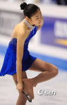 [사진]왼쪽 스케이트를 만져보는 김연아