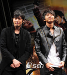 [사진]조한선과 지현우,주유소 습격하러 갑니다