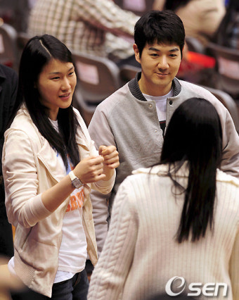 [사진]농구장을 찾은 한상진 박정은 부부