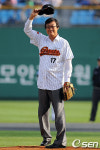 [사진]롯데 레전드 김용희,시구하러 왔어요
