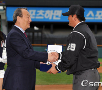 [사진]유영구,'전일수 심판 축하드려요'