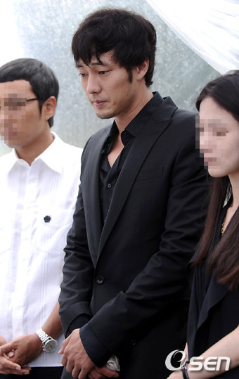 [사진]故 박용하 삼우제 자리 지키는 소지섭