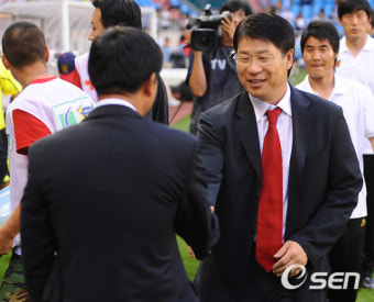 [사진]박창현,'윤성효 감독님, 안녕하세요'