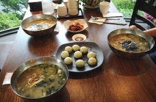 송이버섯과 칼국수가 만나 가을입맛 자극