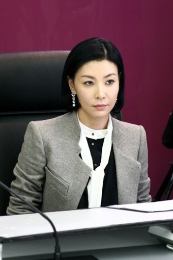 '욕망의불꽃' 성현아, '차도녀'로 완벽변신..신은경에 도전장
